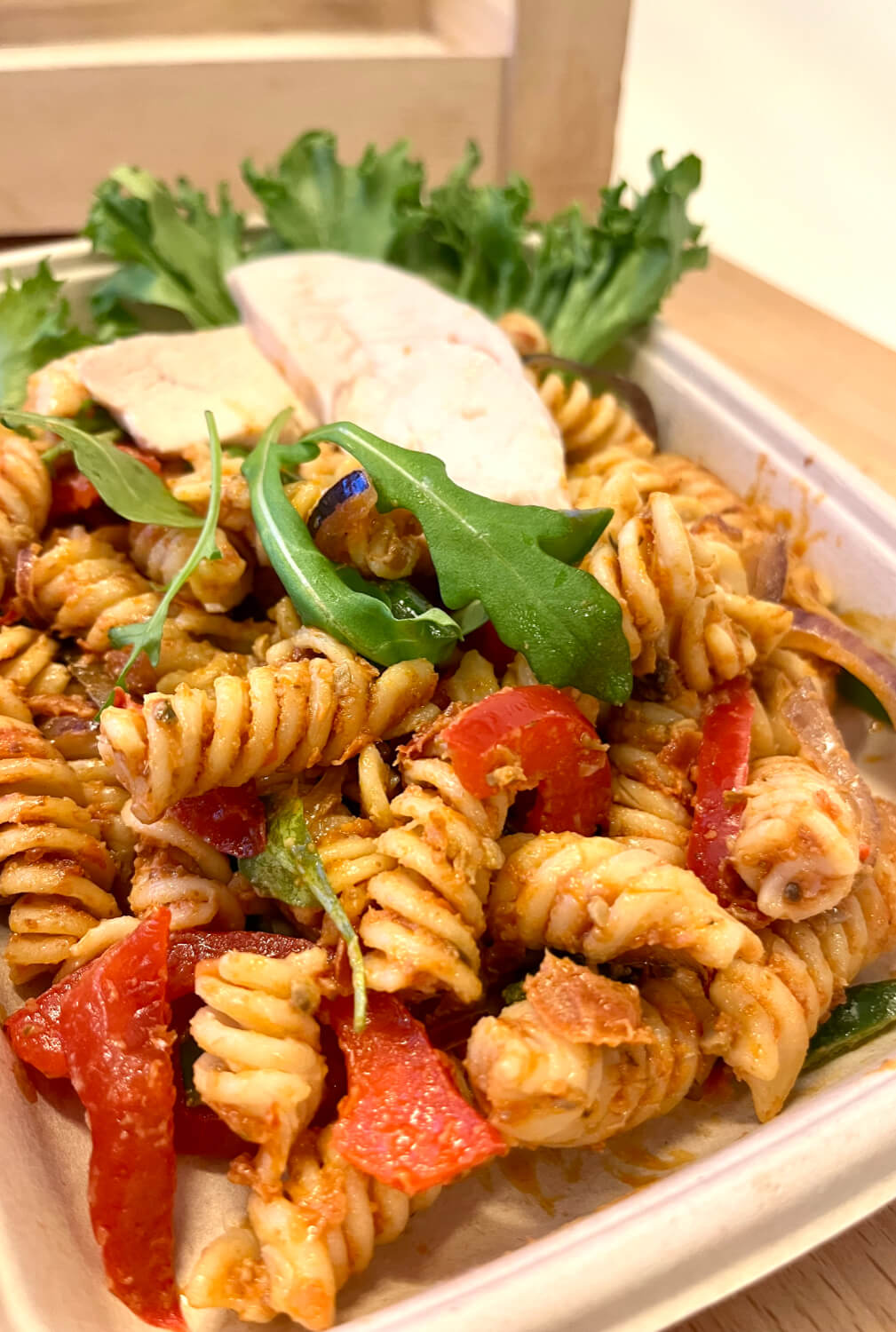 Ryfylke bakeri & konditori - Pastasalat med kylling og rød pesto
