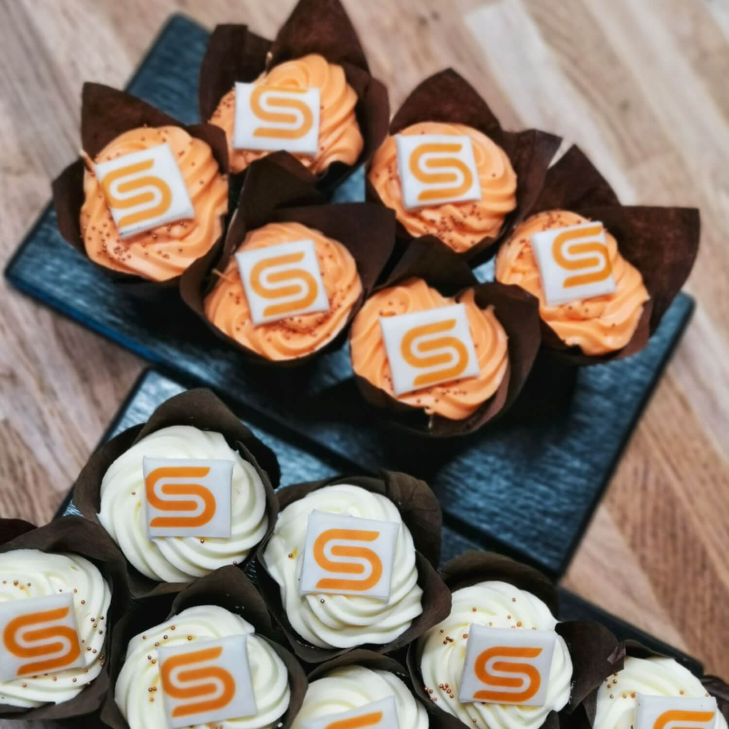 Pedersens Bakeri - Cupcakes med logo/bilde