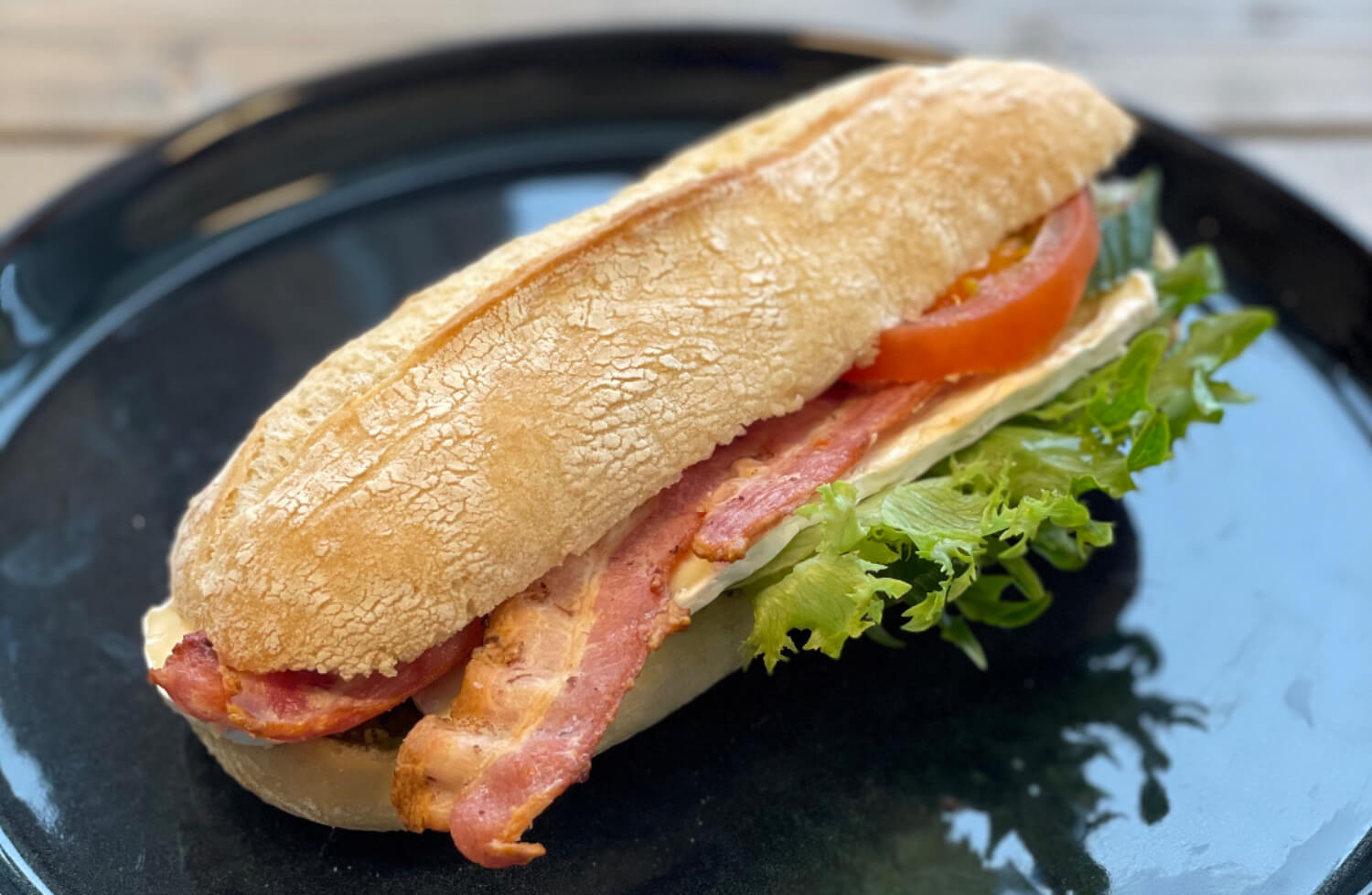 Westre bakeri - Ciabatta med brie, bacon, pesto og tyttebær