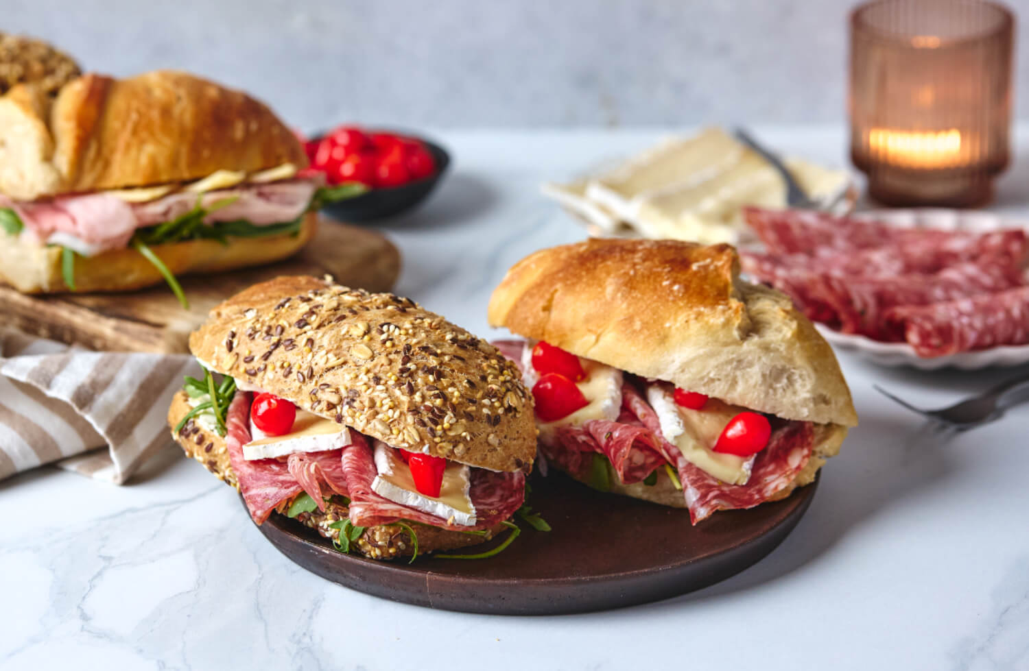 Baker Brun - Håndverksbagett med Brie de Meaux, fenikkelsalami & Sweet Pepper Drops