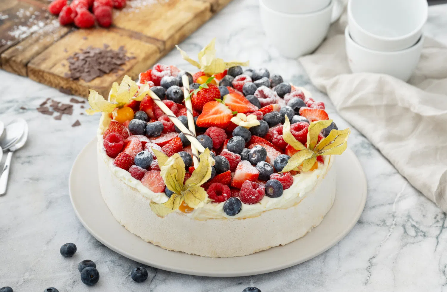Pavlova med vaniljekrem og friske bær