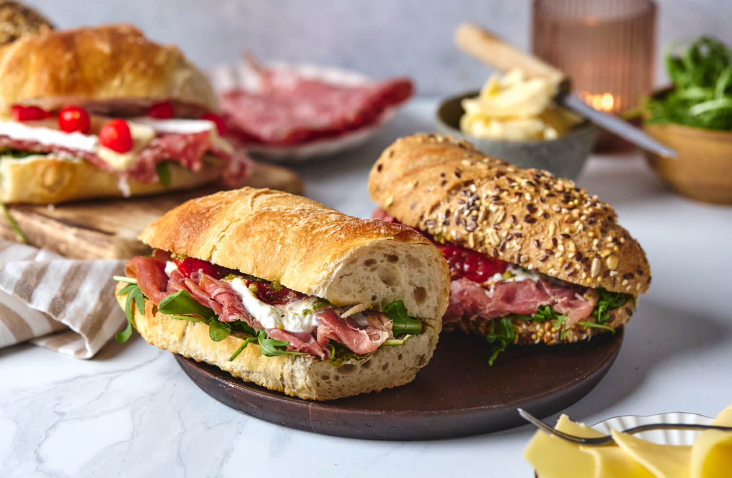 Baker Brun - Håndverksbagett med Leoncini San Daniele, Stracciatella & Grønn Pesto