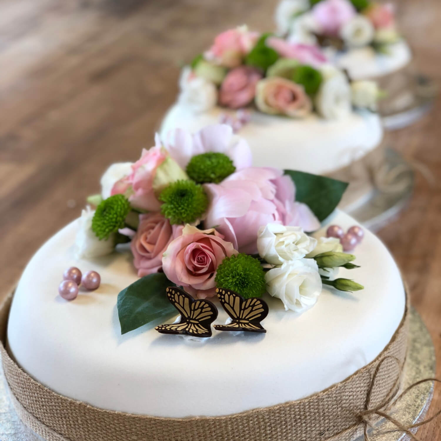 Trygstad bakeri - Bryllupskake med ferske blomster
