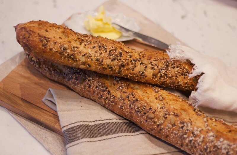 Brogyllen - Surdegsbaguette med fröer