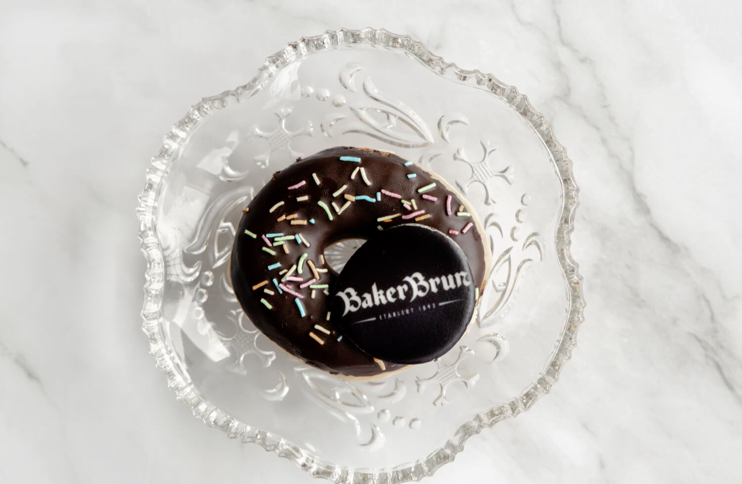 Bergen Kantinetjeneste - Donuts med mørk sjokoladekrem og bilde/logo