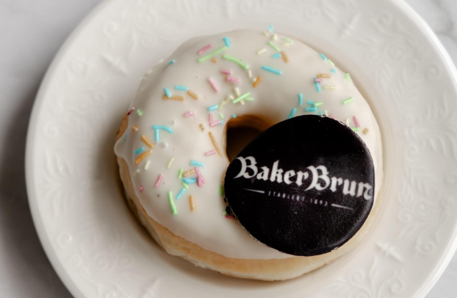 Bergen Kantinetjeneste - Donuts med hvit sjokoladekrem og bilde/logo