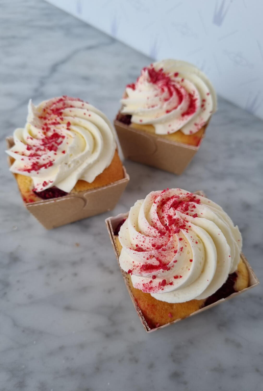 Börje Olsson Konditori - Glutenfri muffins med vaniljkräm/hallon och frosting