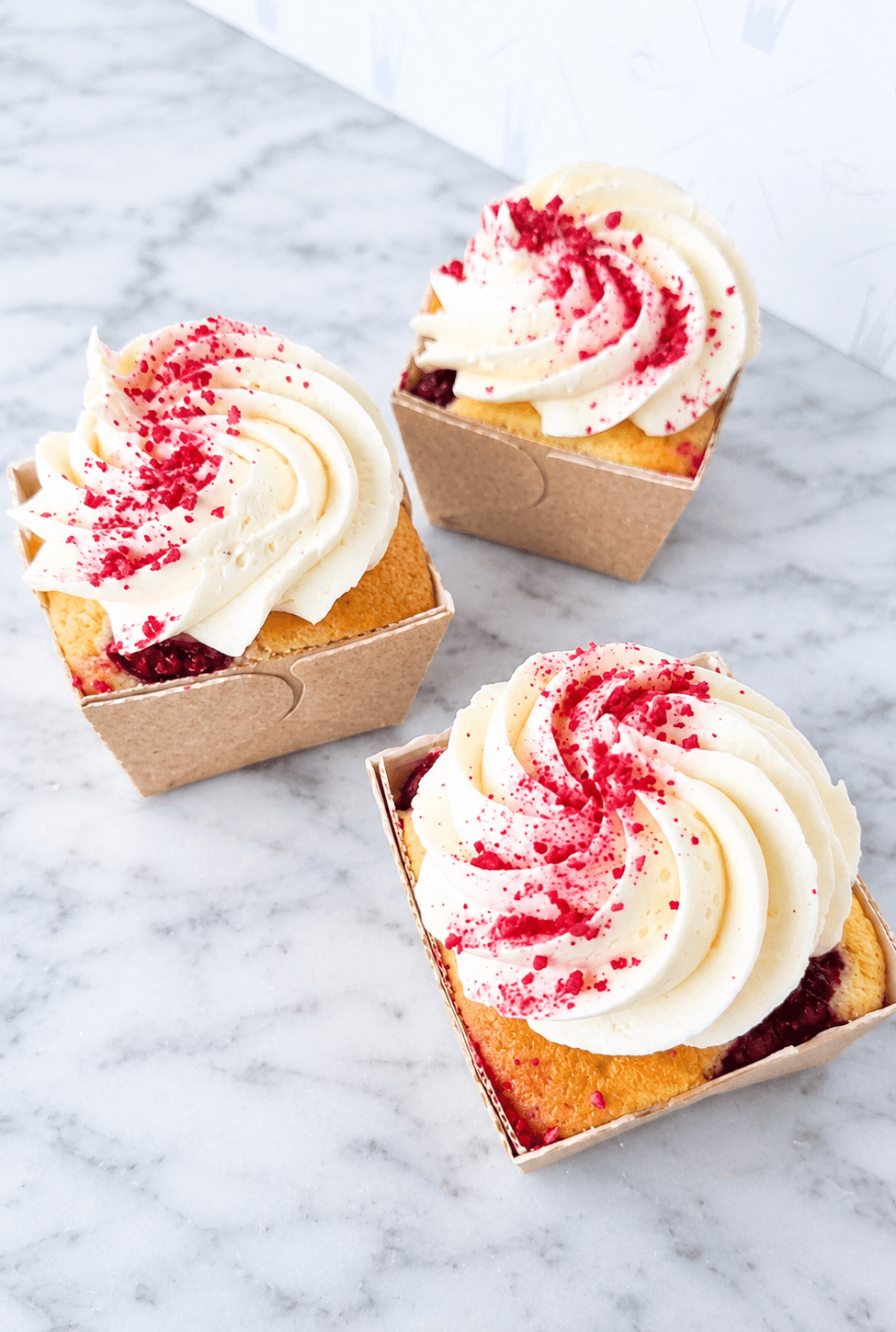 Börje Olsson Konditori - Glutenfri muffins med vaniljkräm/hallon och frosting