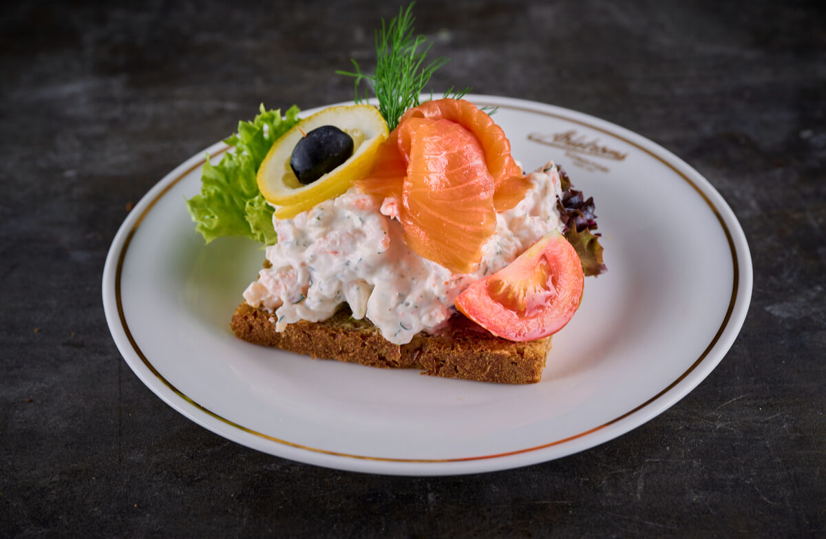 Ahlströms Konditori - Lax och räkröra på danskt rågbröd 