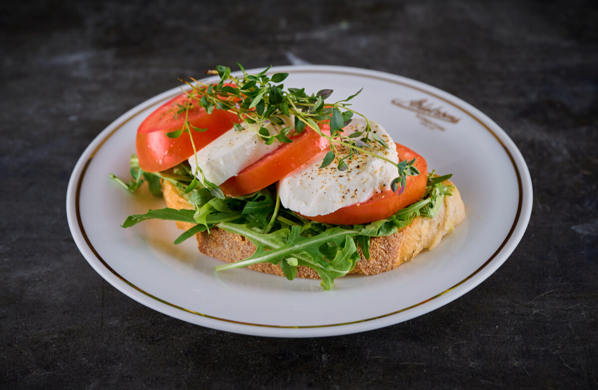 Ahlströms Konditori - Tomat & Mozzarella med örtkräm 
