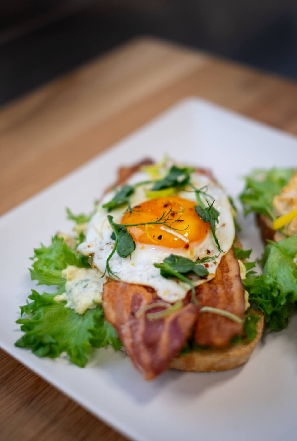 Den Glade Baker - Grillet Sandwich med Bacon & Egg med avokadokrem
