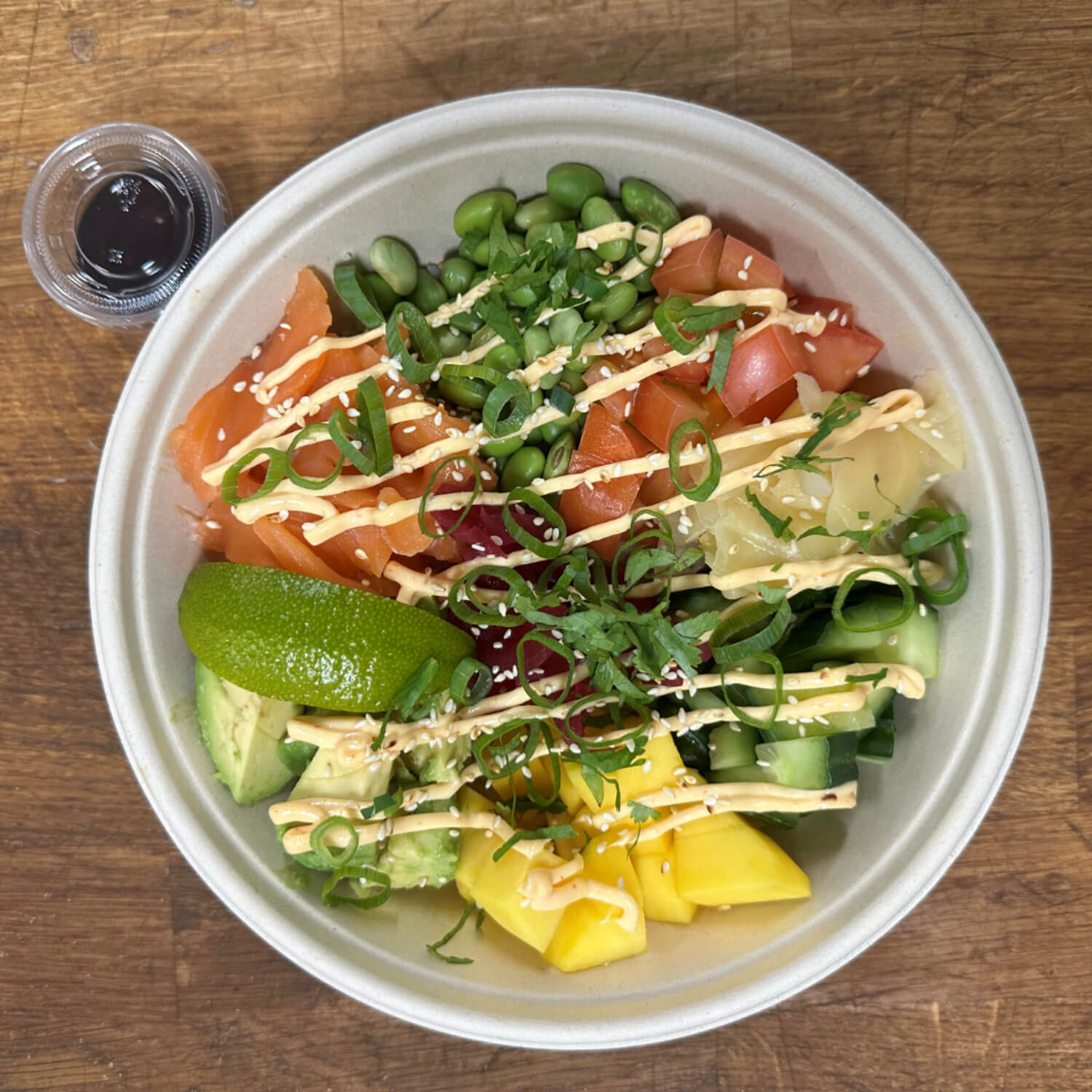 Den Glade Baker - Pokebowl med sashimi laks
