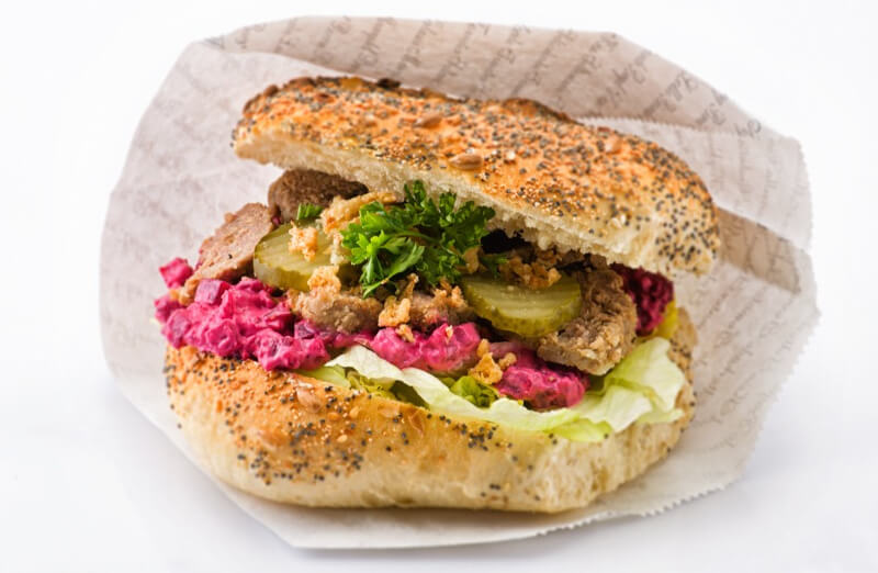 Konditori Valhall - Hemmagjorda köttbullar med rödbetssallad och inlagd gurka
