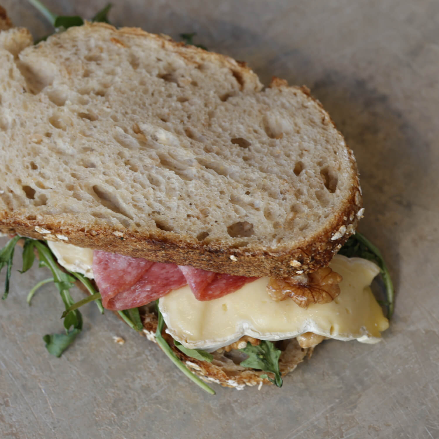 Kveitemjøl - Sandwich med salami & brie