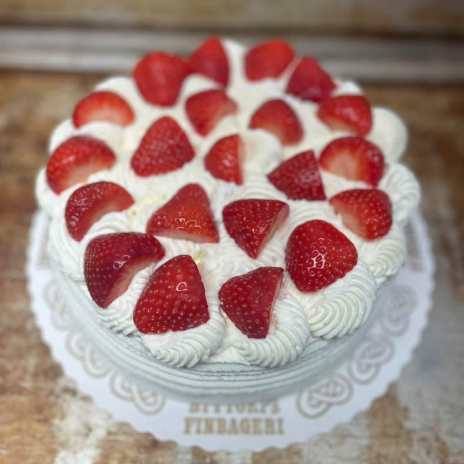 Byttorps Finbageri - Gräddtårta med jordgubbar 