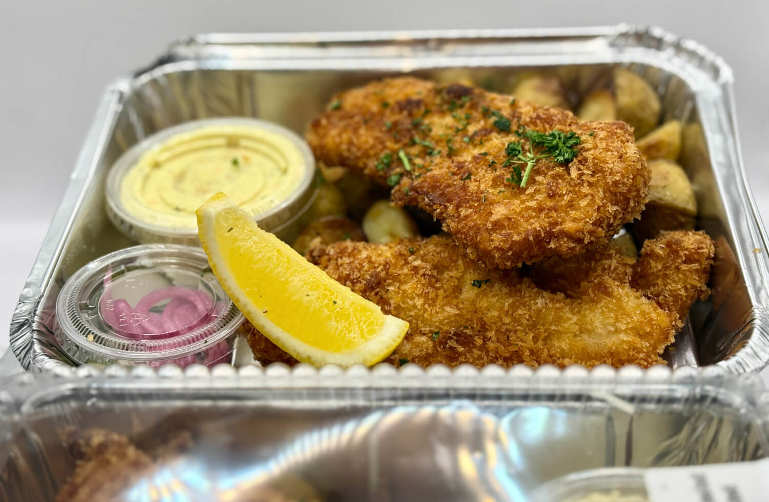 Monrads - Fish n Chips med remoulad, pickles, citron & rostad potatis
