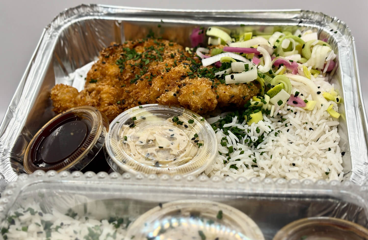 Monrads - Schnitzel "Tonkatsu" med krämig kålsallad & japanskt ris