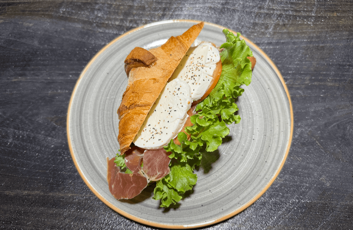 Lilla Mackbutiken - Croissant med serranoskinka, mozzarella och tomat