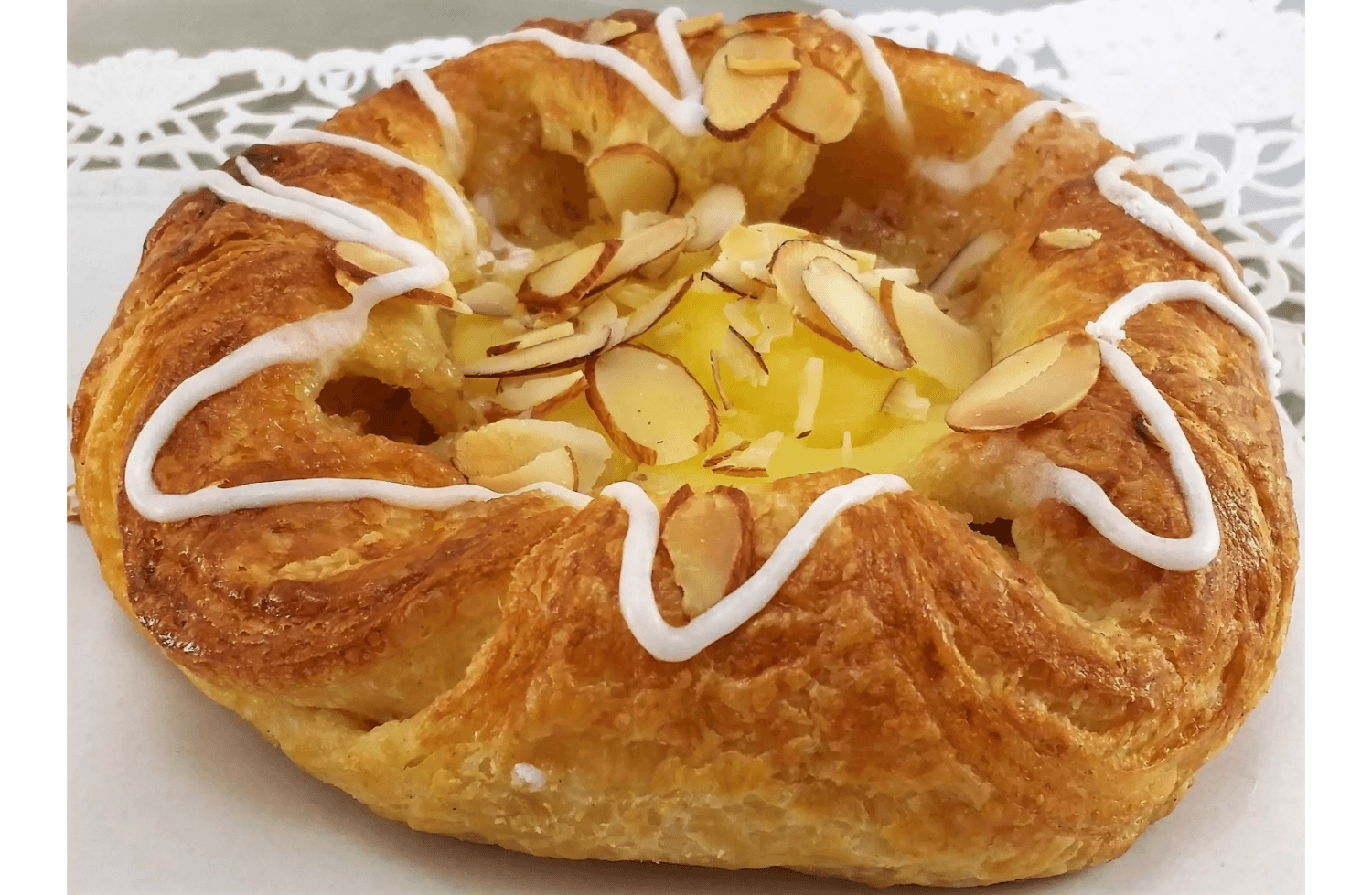 Bakerhjørnet - Spandauer med vaniljekrem med nøtter og melis