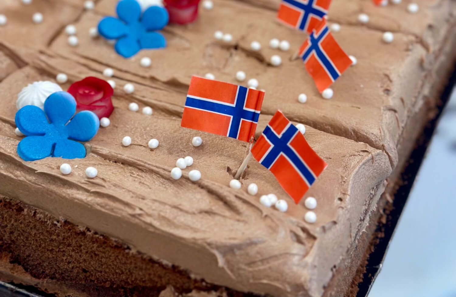 Sjokoladeformkake 17.mai pyntet