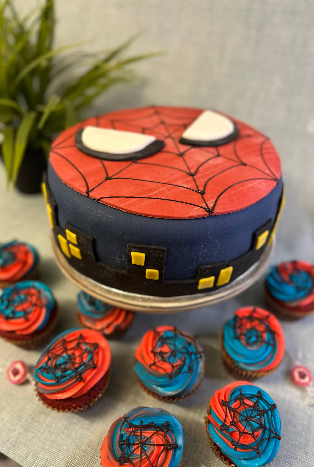 Bodø bakeri - Spiderman kake + cupcakes