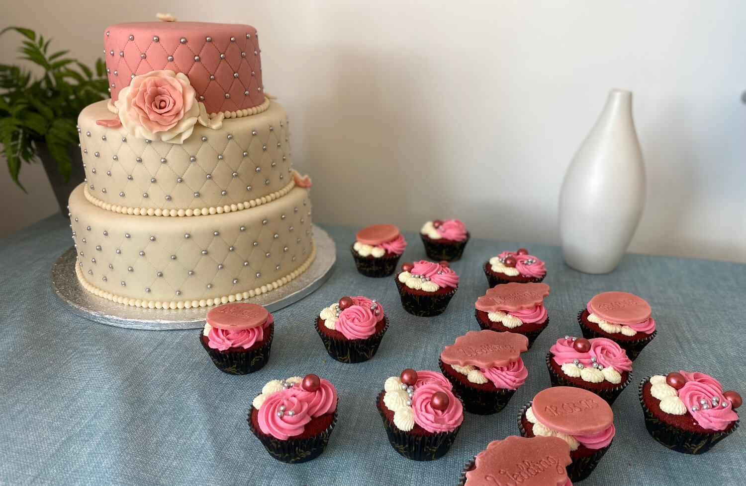 Bodø bakeri - Bryllupskake med cupcakes
