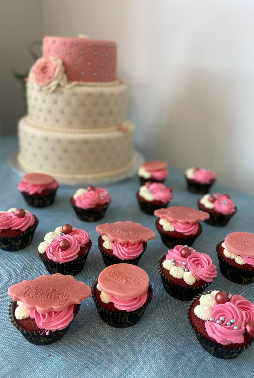 Bodø bakeri - Cupcakes spesialpyntet