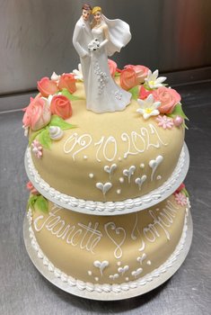 Baker Kristiansen - Klassisk bryllupskake på stativ