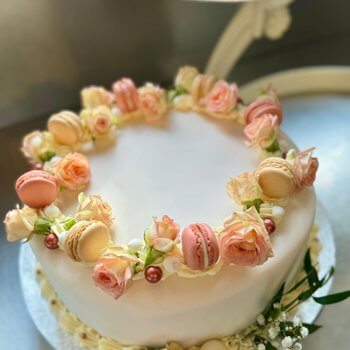 Trygstad bakeri - Bryllupskake med blomster og makroner
