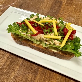 Den Glade Baker - Grillet Sandwich med Kremet Tandorikylling