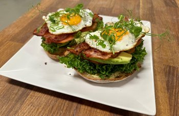 Den Glade Baker - Grillet Sandwich med Bacon & Egg med avokadokrem
