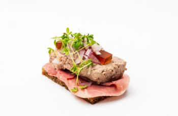 Nybroe Smörrebröd - Dyrlægens natmad - snitt