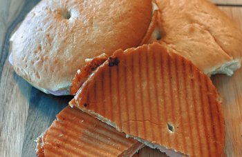 Blomsø Bakeri - Rund toast med ost og skinke