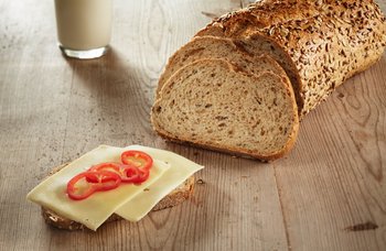 Bergen Kantinetjeneste - Flerkornsbrød skåret