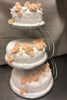 Baker Kristiansen - Klassisk bryllupskake på stativ