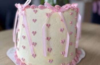 Bergshaven Bakeri og Konditori - Spesialkake med hjerter og sløyfer