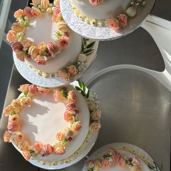 Trygstad bakeri - Bryllupskake med blomster og makroner