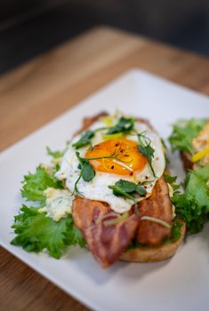 Den Glade Baker - Grillet Sandwich med Bacon & Egg med avokadokrem