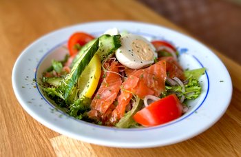 Baker Kristiansen - Salat m/røkt ørret (kan kun bestilles til avd. Moelv)