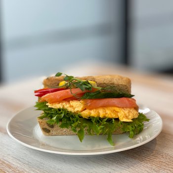 Edgars Bakeri og Konditori - Helt Gresskarrundstykke med eggerøre og laks