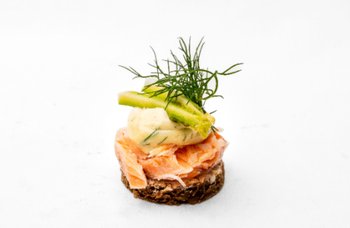 Nybroe Smörrebröd - Varmrökt lax - snitt