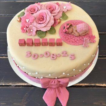 Ødegaarden Bakeri - Dåpskake - med blomster og putemønster