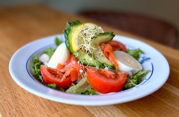 Baker Kristiansen - Salat m/røkt ørret (kan kun bestilles til avd. Moelv)