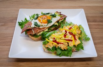 Den Glade Baker - Grillet Sandwich med Kremet Tandorikylling