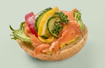 Edgars Bakeri og Konditori - Påsmurte halve rundstykker