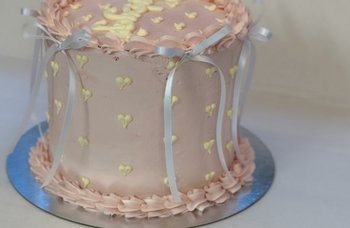 Bergshaven Bakeri og Konditori - Spesialkake med hjerter og sløyfer