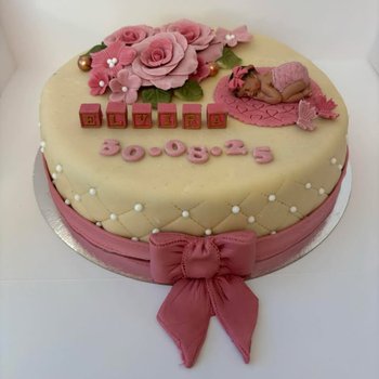 Ødegaarden Bakeri - Dåpskake - med blomster og putemønster