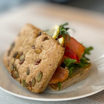 Edgars Bakeri og Konditori - Helt Gresskarrundstykke med eggerøre og laks