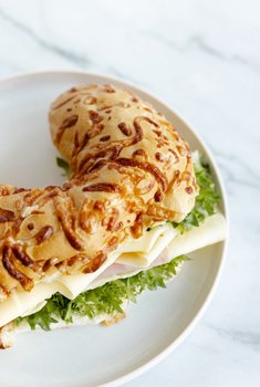 Solbrød - Ostehorn med smør, ost og skinke