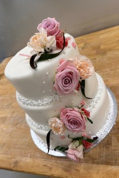 Baker Kristiansen - Bryllupskake med smørkrem